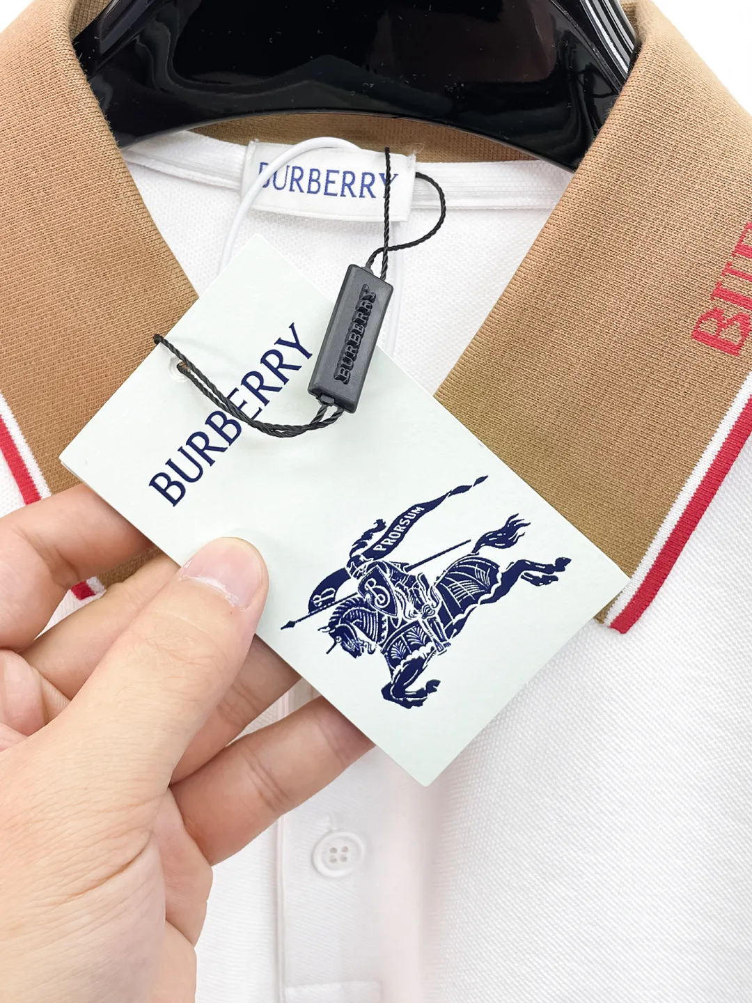 Burberry New Arrival Polo shirt, complete with three labels, original fabric, original customized accessories, official Same Style, made of 210g pure cotton pique fabric, customized same-tank dyed fabric, very comfortable and smooth to the touch, very wide and stylish, produced by the first-line brand Factory, imported Behringer embroidery machine, embroidery is full and textured, the collar rib is woven with imported yarn, does not deform after long-term wear, the most New Arrival style in spring and summer, fashionable and individual Super Versatile and good-looking. It is very suitable for both men and women. It is a must-have for everyone. Size: S-XXL